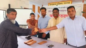 ঈদ উপলক্ষে সালথায় প্রধানমন্ত্রীর ত্রাণ তহবিলের নগদ অর্থ বিতরণ