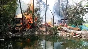 নোয়াখালী বেগমগঞ্জে যুবককে হত্যায় সন্দেহভাজনদের বাড়িতে আগুন