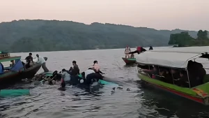 রাঙ্গামাটিতে নৌকাডুবি: ৮ যাত্রী উদ্ধার, নিখোঁজ তরুণ।