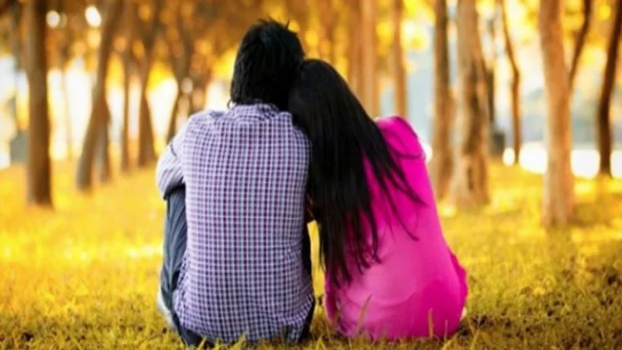 বিয়ের দাবিতে প্রেমিকের বাড়িতে অনশন