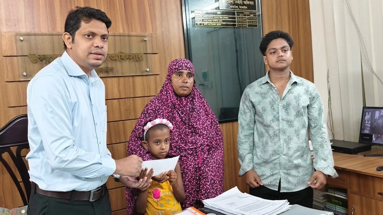 বাসাইলে কিডনি রোগে আক্রান্ত শিশুর পাশে ইউএনও, দিলেন আর্থিক সহায়তা