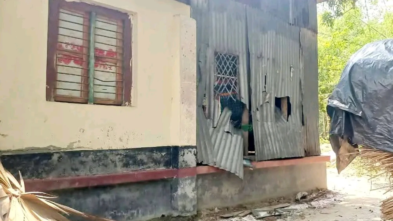 সালথায় দুই পক্ষের সংঘর্ষে আহত ১৫: বাড়িঘর ভাঙচুর