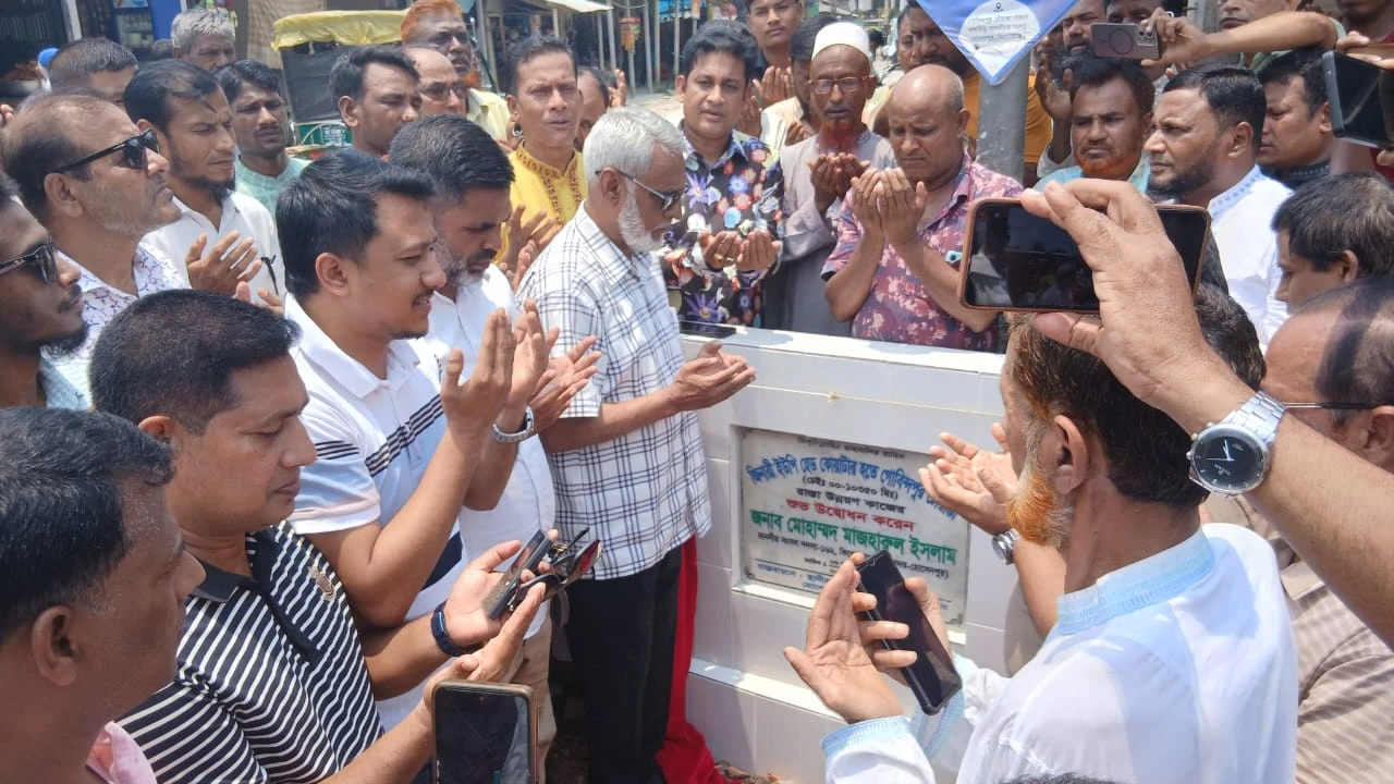 হোসেনপুরে গোবিন্দপুর–হাজীপুর সড়ক উন্নয়ন কাজের উদ্বোধন করলেন এমপি মাজহারুল ইসলাম
