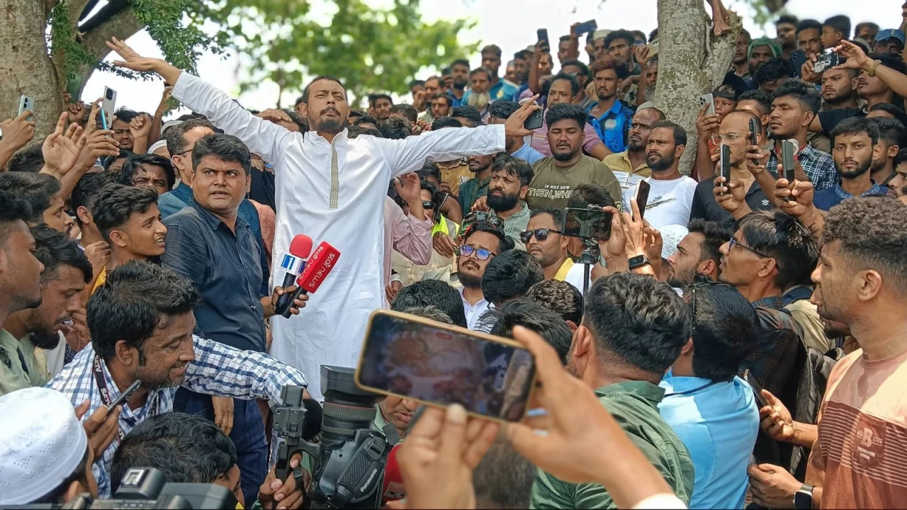 বেনাপোলে এনসিপি নেতা নাসীরুদ্দীন পাটওয়ারীর গাড়ি বহরে হামলা, আহত ৪