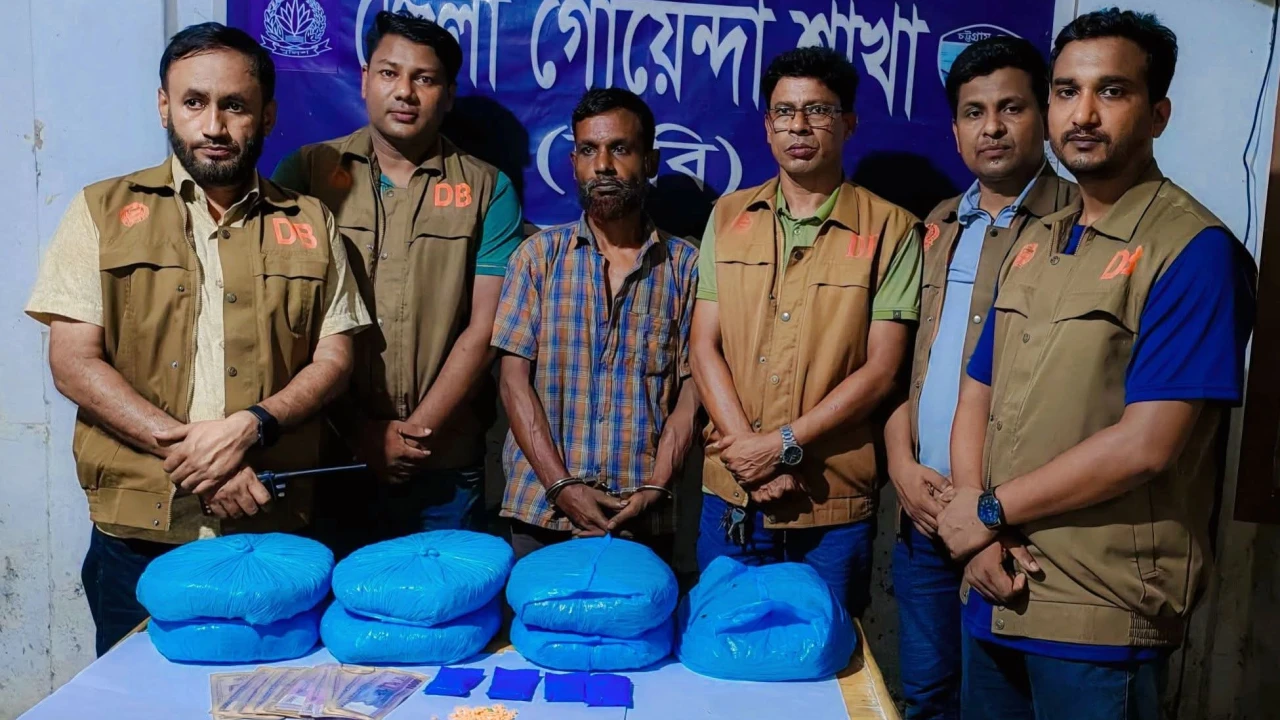 নোয়াখালীতে ৭০০ ইয়াবা, ৭ কেজি গাঁজা ও নগদ ৫০ হাজার টাকাসহ মাদক ব্যবসায়ী গ্রেফতার