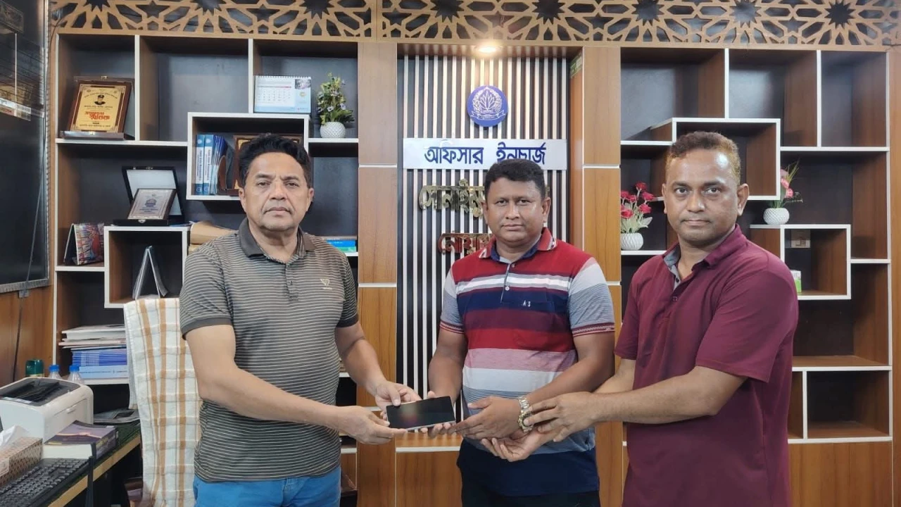 সোনাইমুড়ী থানার এএসআই নাজমুল হাসানের উদ্যোগে হারানো মোবাইল উদ্ধার, মালিকের কাছে হস্তান্তর