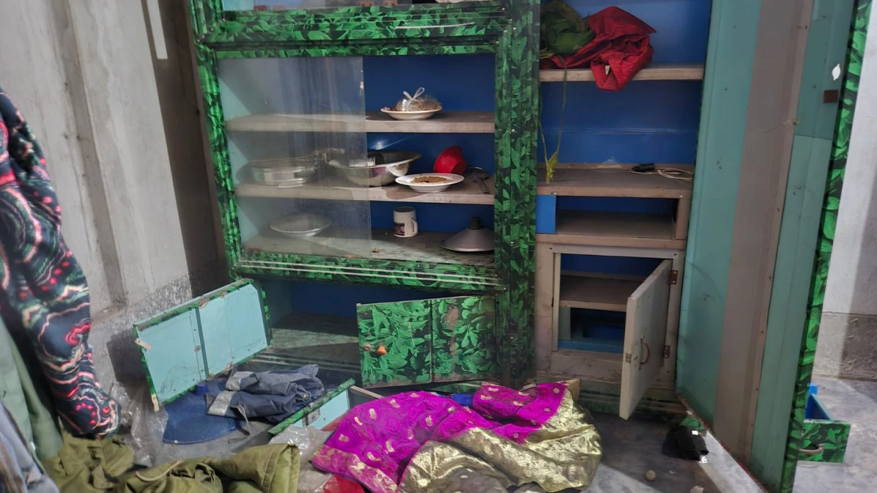 চাটমোহরে মাদক বিক্রেতা আটক; তল্লাসীর নামে ঘরবাড়ি তছনছ, টাকা হাতিয়ে নেওয়ার অভিযোগ