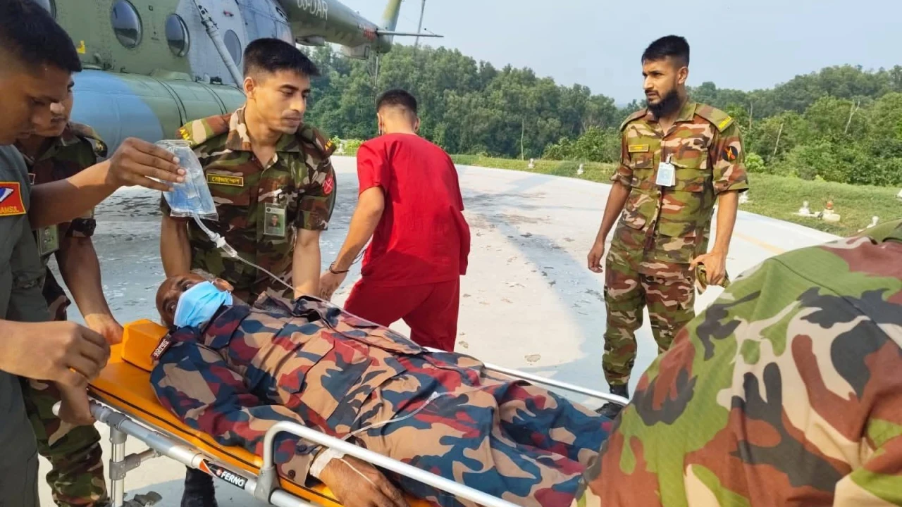 বাঘাইছড়িতে অসুস্থ বিজিবি সদস্যকে হেলিকপ্টারে নেয়া হলো  সিএমএইচে