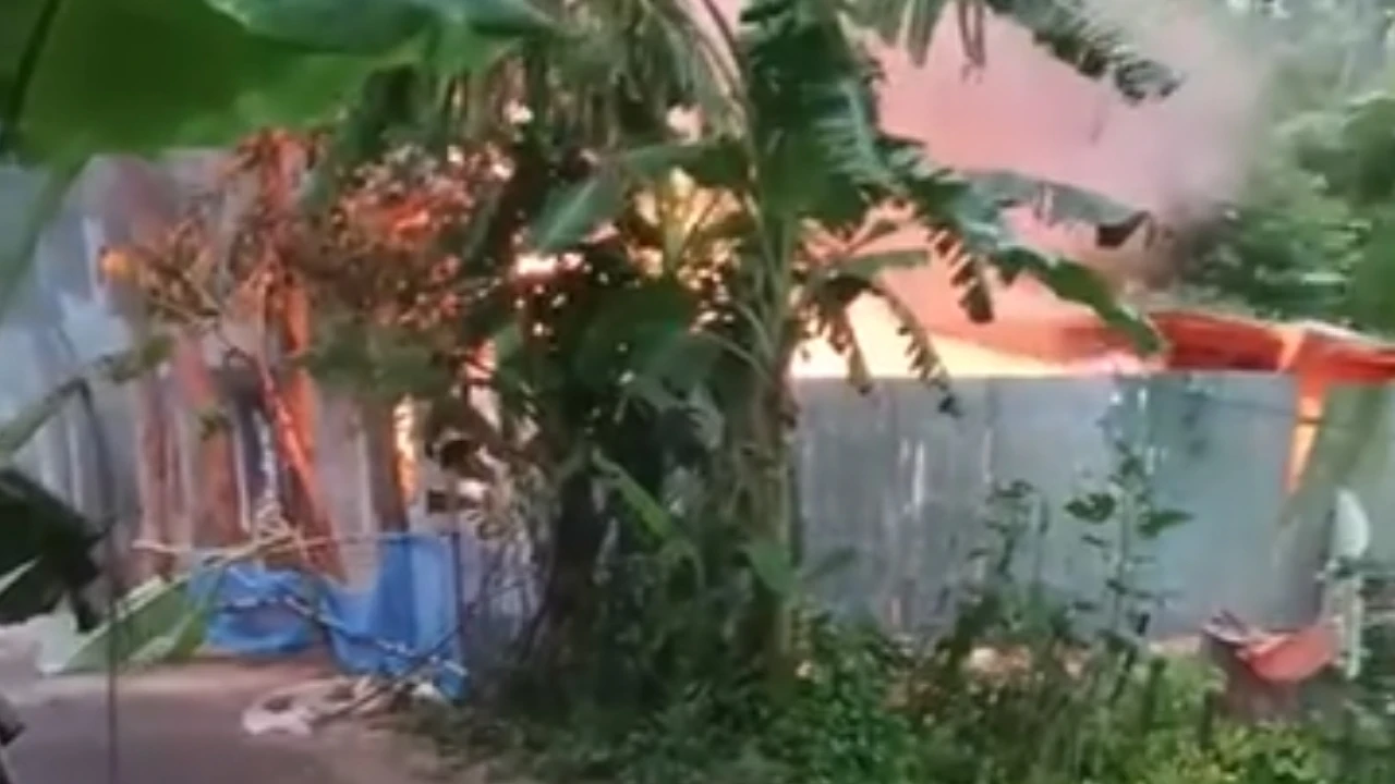 পাবনায় স্কুলছাত্রী রিয়া ধর্ষন-হত্যার জেরে অভিযুক্তের বাড়িতে অগ্নিকাণ্ড: দগ্ধ হয়ে নিহত ৩