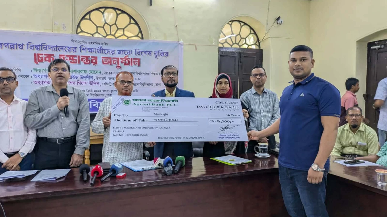 যমুনা ঘেরাও আন্দোলনের ফসল: ১০ হাজারের বেশি জবি শিক্ষার্থীর হাতে আবাসন বৃত্তির চেক