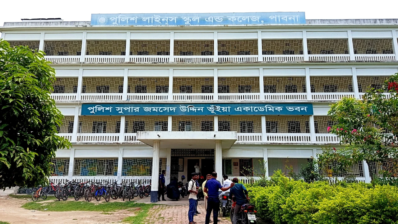 পাবনা পুলিশ লাইনস স্কুলে ক্লাস চলাকালে মাথায় খুলে পড়ল ফ্যান, আহত শিক্ষার্থী
