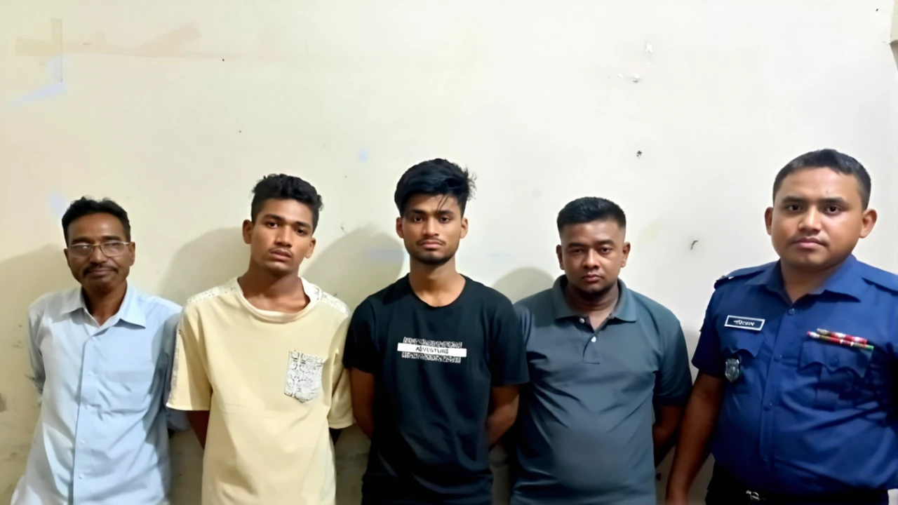 রাঙ্গামাটিতে কোতয়ালী থানার বিশেষ অভিযান: চুরির মামলার পলাতক আসামিসহ ৪ জন গ্রেফতার।