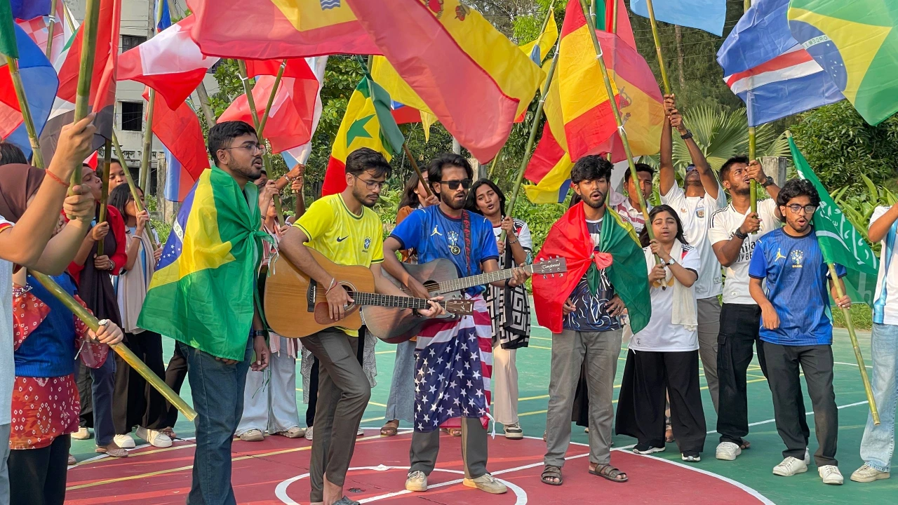 ওয়েভিং ফ্ল্যাগ’: ফুটবল বিশ্বকাপ নিয়ে নোবিপ্রবির ফ্ল্যাশ মব মাতালো নেটদুনিয়া