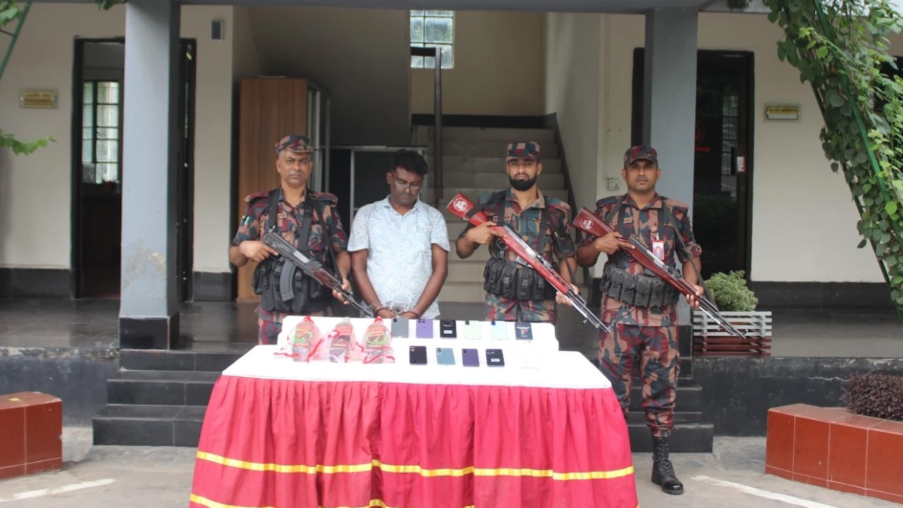 বেনাপোল সীমান্তে ১১ টি মোবাইলসহ ভারতীয় নাগরিক আটক