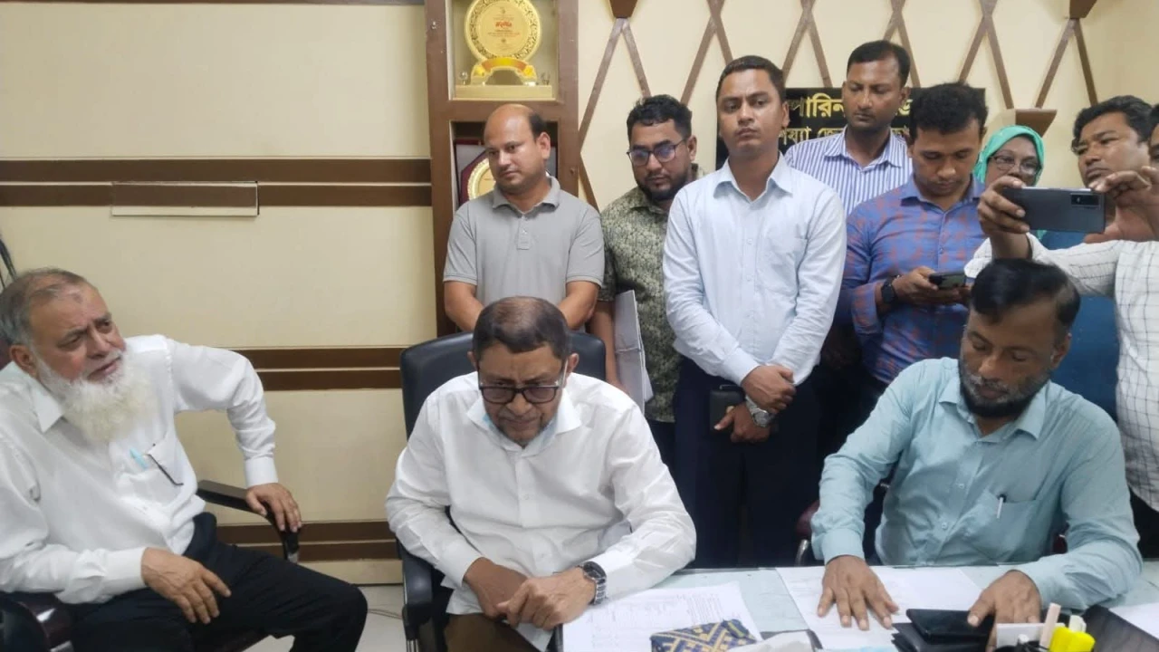 নোয়াখালী জেনারেল হাসপাতালে স্বাস্থ্যমন্ত্রীর আকস্মিক অভিযান, তত্ত্বাবধায়ক ক্লোজড