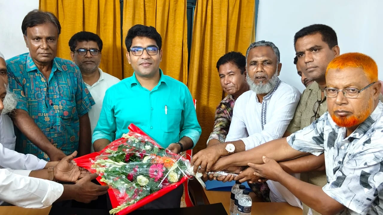 নবগঠিত ভূল্লী উপজেলার প্রথম দিনে ইউএনও খাইরুল ইসলামকে ফুলের শুভেচ্ছা