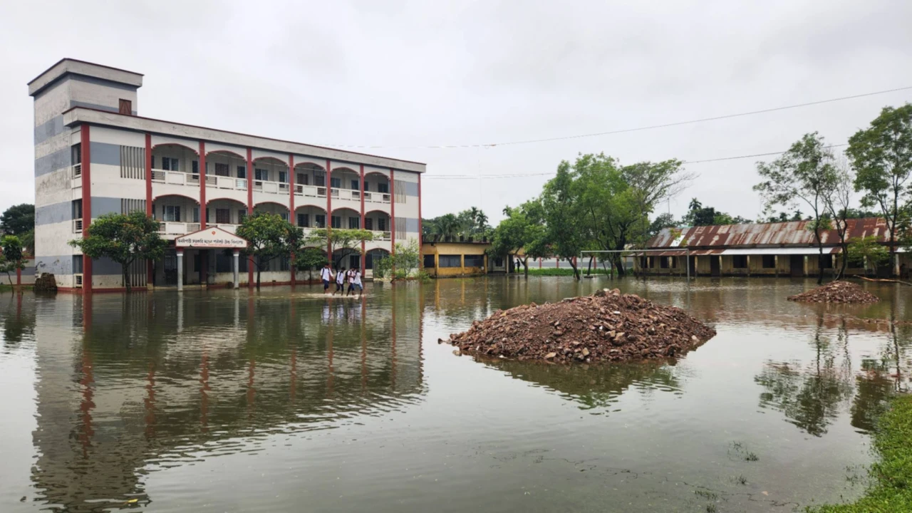 ঝিনাইগাতী সরকারি মডেল পাইলট উচ্চবিদ্যালয় সামান্য বৃষ্টিতেই বিদ্যালয়ের মাঠে পানি