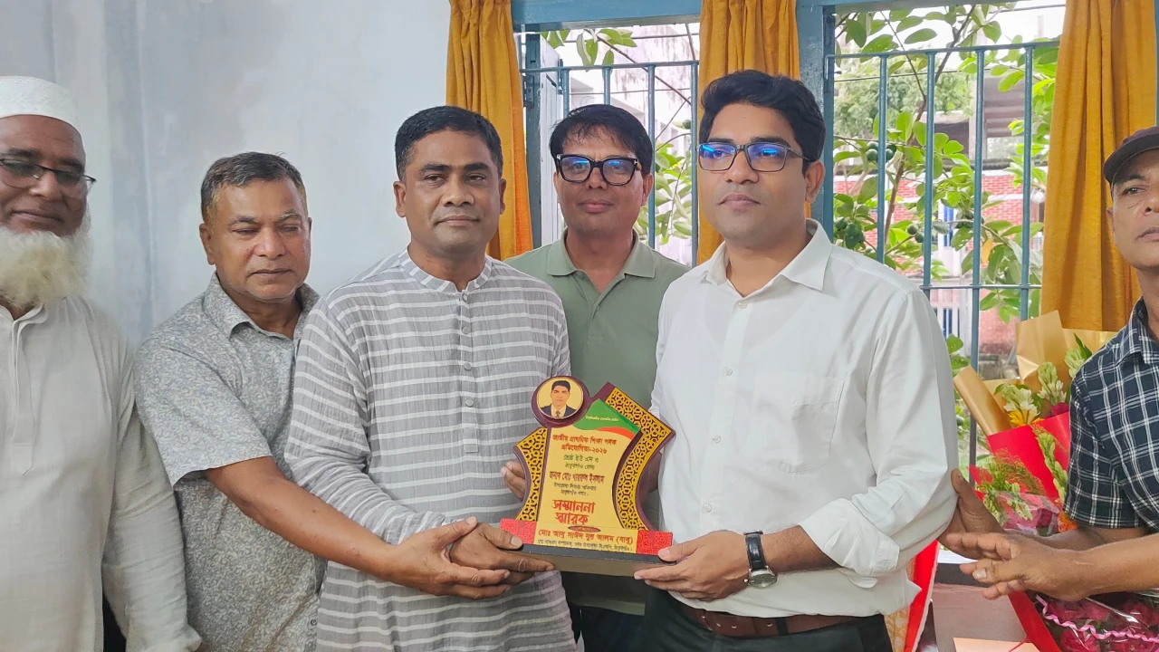 ভূল্লী উপজেলার ইউএনও খাইরুল ইসলামকে সম্মাননা স্মারক দিলেন বিএনপি নেতৃবৃন্দ