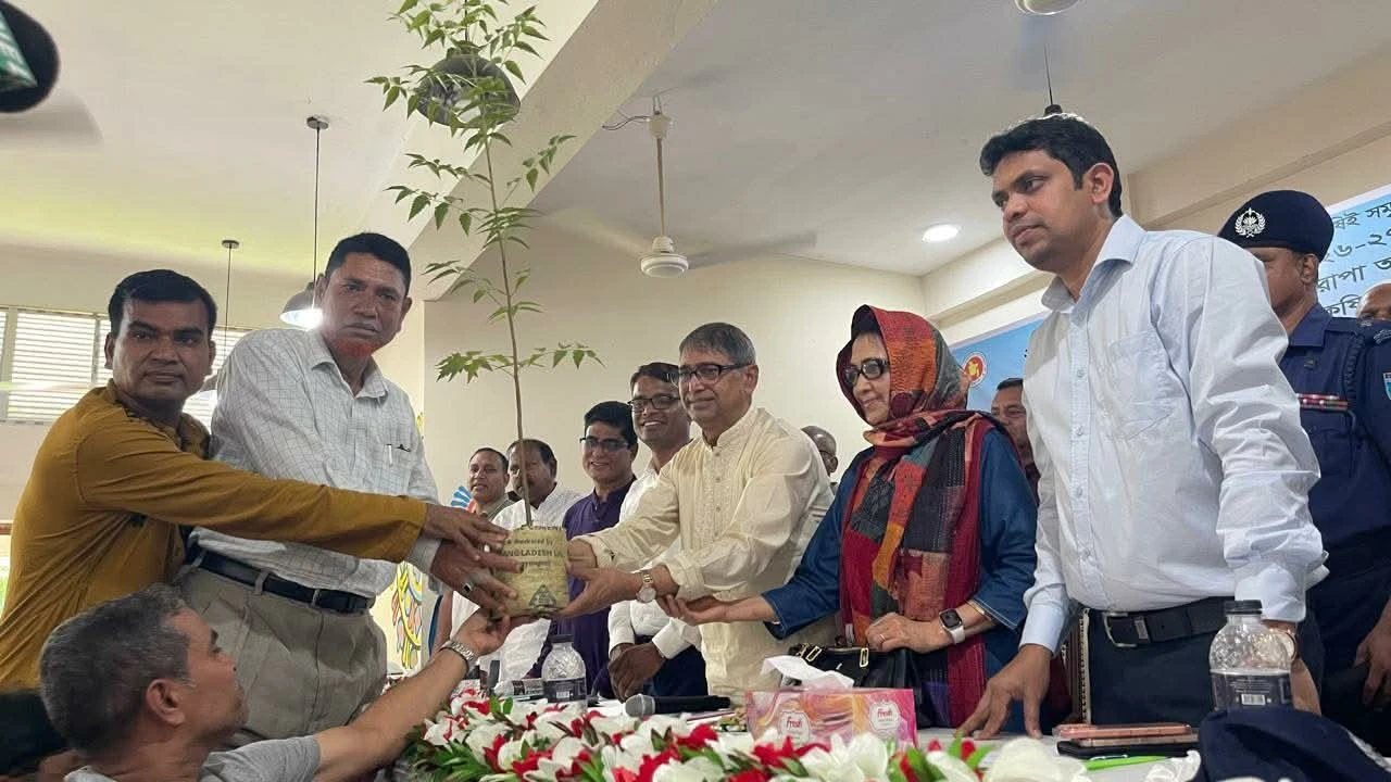বাসাইলে প্রান্তিক কৃষকদের মাঝে চারা, বীজ ও সার বিতরণ