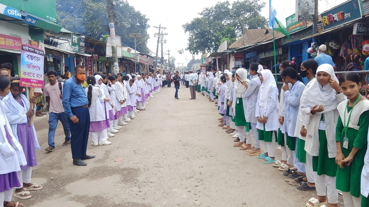 উলিপুরে বাইপাস সড়ক দ্রুত বাস্তবায়নের দাবিতে মানববন্ধন