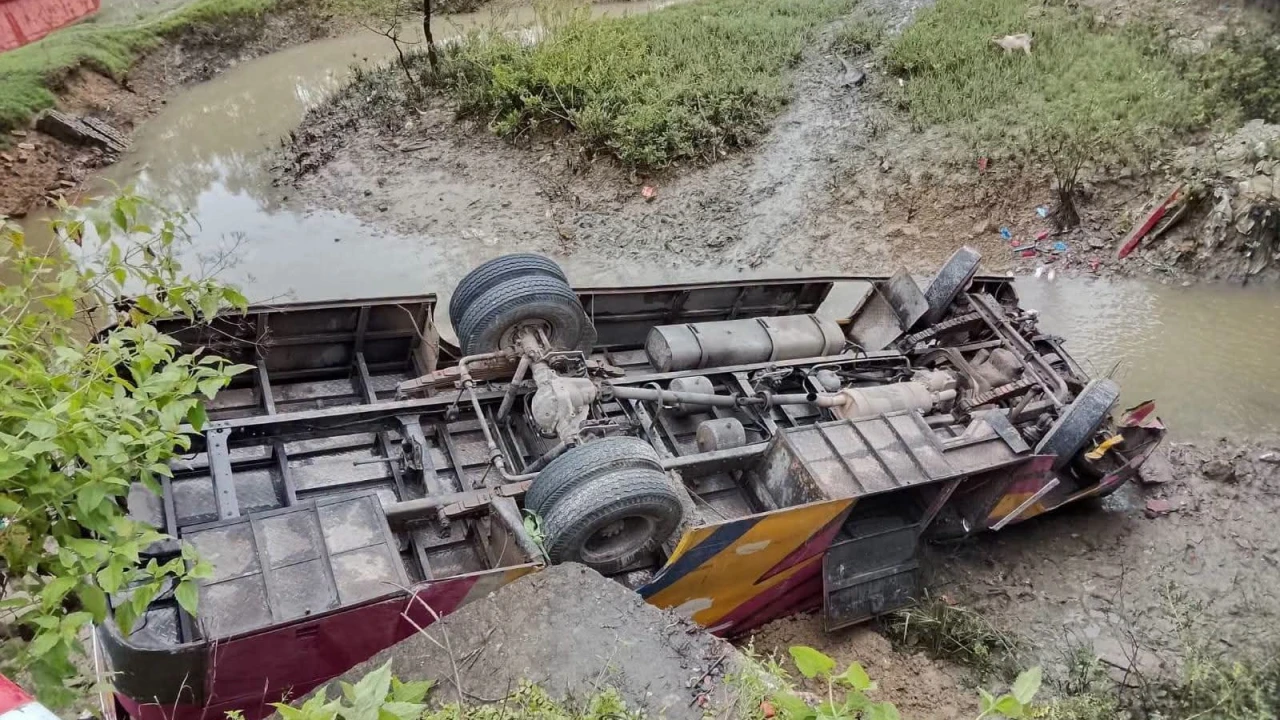 কক্সবাজার-টেকনাফ মহাসড়কে মিনিবাস দূর্ঘটনায় আহত-৬জন।