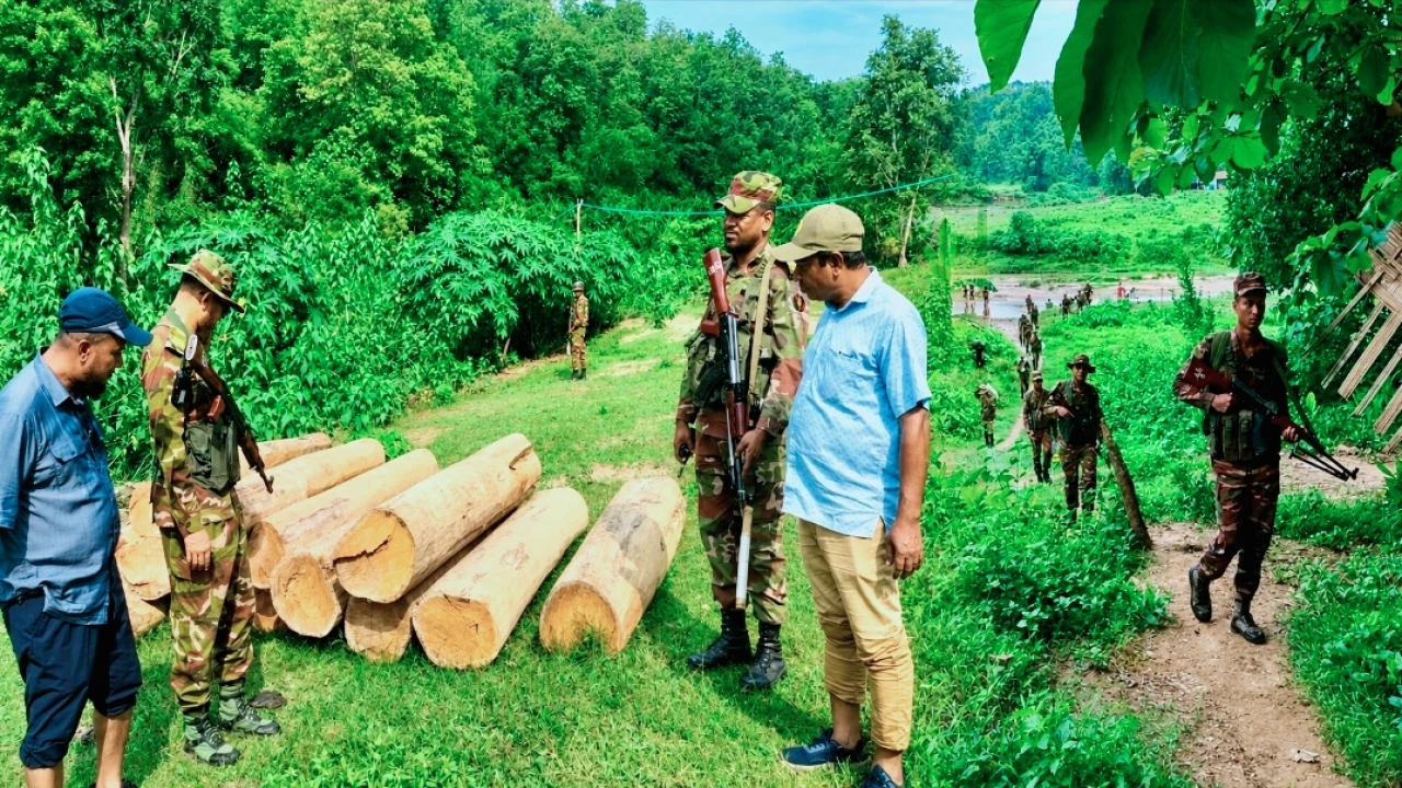 জুরাছড়িতে সেনাবাহিনীর বিশেষ অভিযানে ৯০ লক্ষ টাকার অবৈধ কাঠ জব্দ।