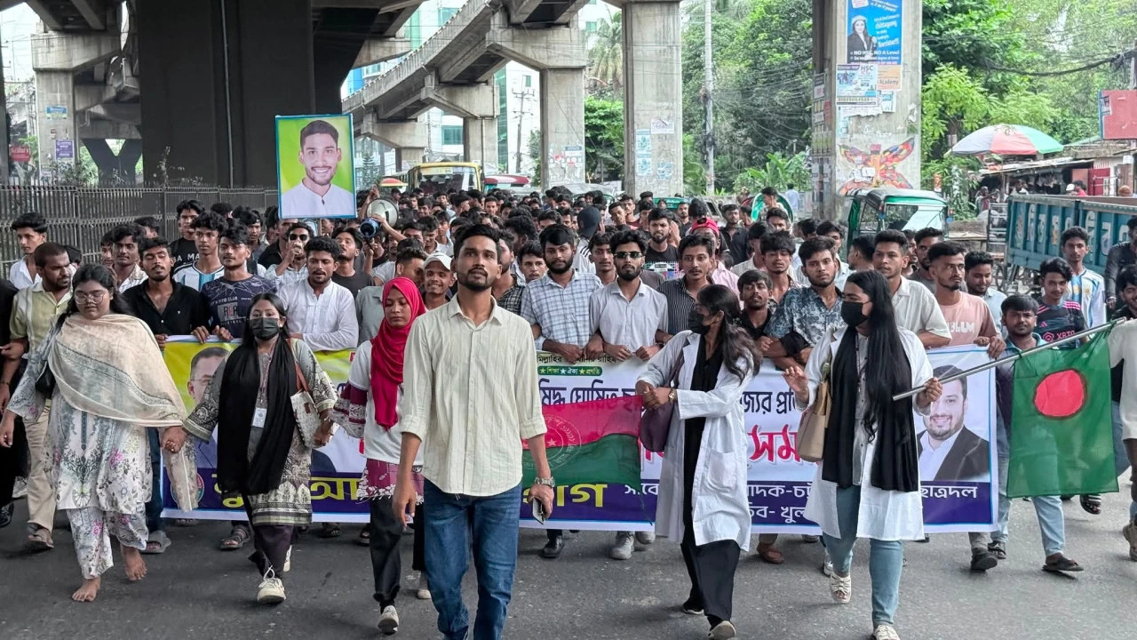 নিষিদ্ধ সংগঠনের অপতৎপরতা ও দেশবিরোধী ষড়যন্ত্রের প্রতিবাদে খুলশীতে ছাত্রদলের বিক্ষোভ মিছিল।
