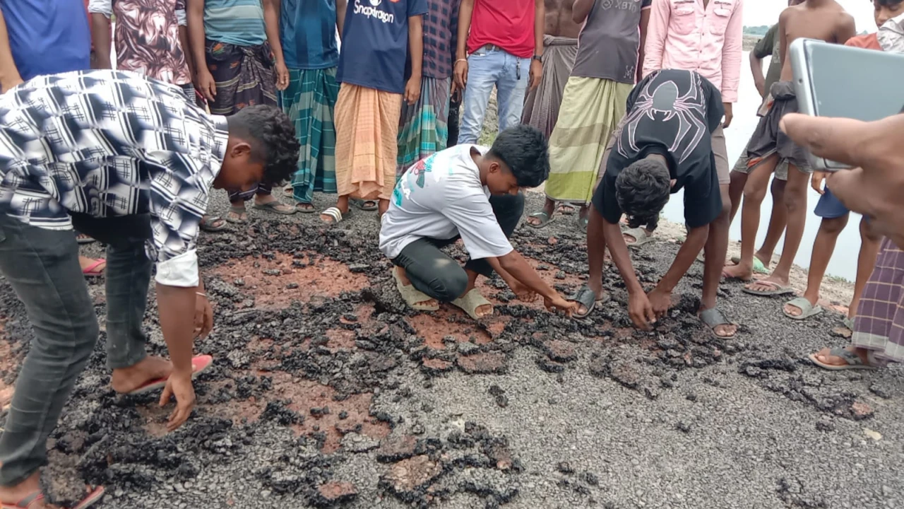 সড়ক উন্নয়ন প্রকল্পে অনিয়মের অভিযোগ  হাতের স্পর্শে উঠে যাচ্ছে সড়কের পিচ