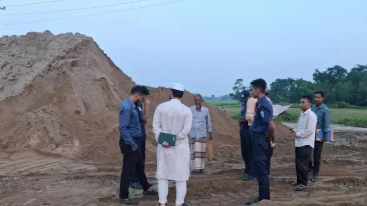 জনদুর্ভোগ সৃষ্টি করে অবৈধভাবে বালু রাখা ব্যবসায়ীকে জরিমানা