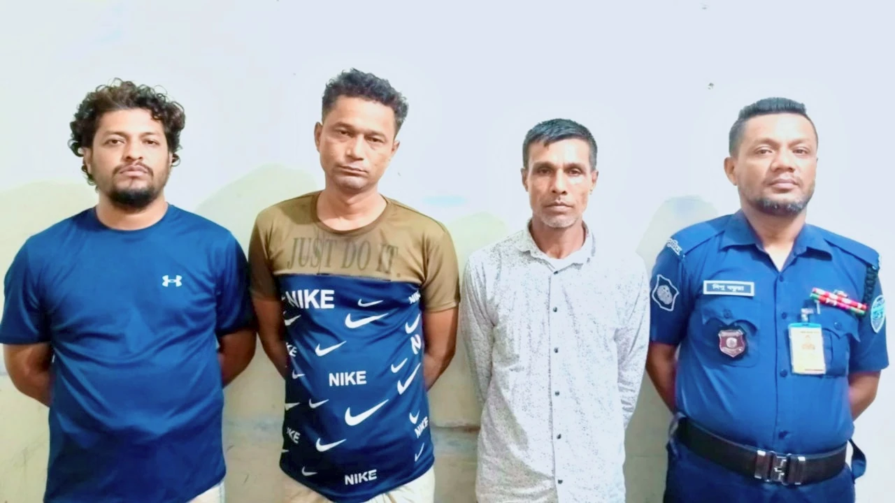 কোতয়ালী থানার বিশেষ অভিযানে ৩ আসামি গ্রেপ্তার, উদ্ধার ১৯ পিস ইয়াবা।