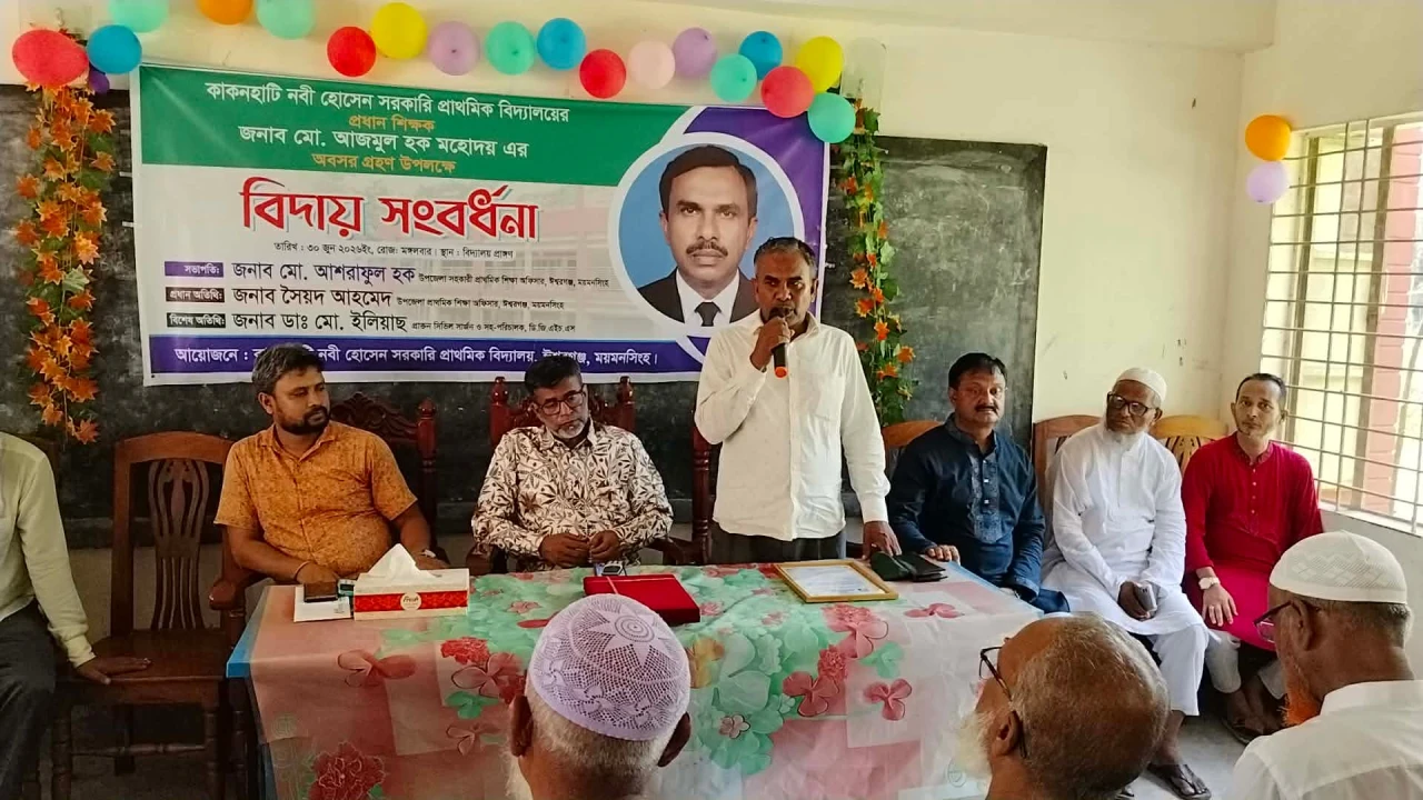 ৩৪ বছর শিক্ষকতা জীবনের ‘রাজকীয়’ সমাপ্তি, কৃতজ্ঞতায় সিক্ত প্রধান শিক্ষক