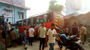 রাঙ্গামাটিতে নিয়ন্ত্রণ হারিয়ে অটোরিকশা শ্রমিক ইউনিয়ন ভবনে বাসের ধাক্কা, ক্ষতিগ্রস্ত ভবন-সিএনজি; বৃদ্ধসহ দুইজন গুরুতর আহত।