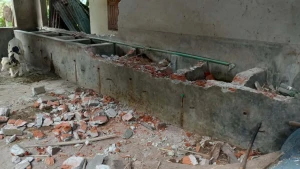প্রভাষকের ঘর ভেঙ্গে জমি দখলের চেষ্টা