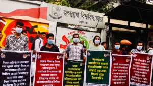 জবিতে নিষিদ্ধ ঘোষিত ছাত্রলীগের মানববন্ধন