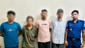 কোতয়ালী থানার বিশেষ অভিযানে ১৮ লিটার দেশীয় চোলাইমদ উদ্ধার এবং পলাতক এজাহারনামীয় আসামীসহ মোট ০৪ জন গ্রেফতার।