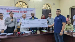 যমুনা ঘেরাও আন্দোলনের ফসল: ১০ হাজারের বেশি জবি শিক্ষার্থীর হাতে আবাসন বৃত্তির চেক