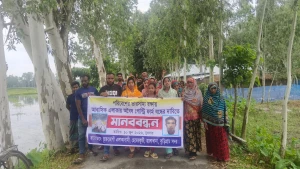কুড়িগ্রামে আবাসিক এলাকায় পোল্ট্রি খামার বন্ধের দাবিতে মানববন্ধন
