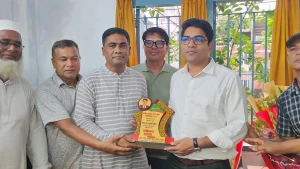 ভূল্লী উপজেলার ইউএনও খাইরুল ইসলামকে সম্মাননা স্মারক দিলেন বিএনপি নেতৃবৃন্দ