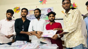 এইচএসসি পরীক্ষার্থীদের মাঝে ছাত্রদলের শিক্ষা উপহার সামগ্রী বিতরণ