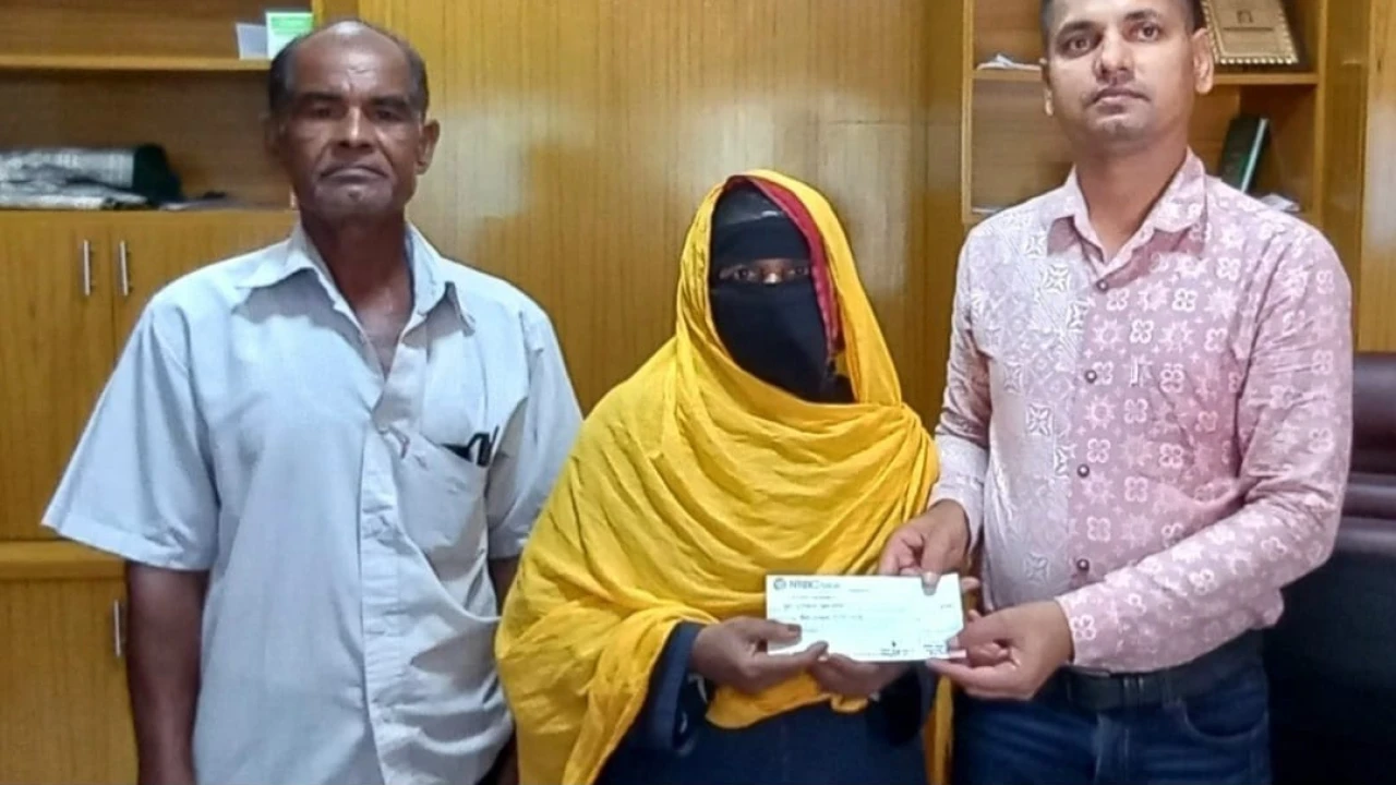 উল্লাপাড়ায় ক্ষতি হওয়া কালী মন্দির ও বসতঘর পুনঃনির্মাণে উপজেলা প্রশাসনের সহায়তা