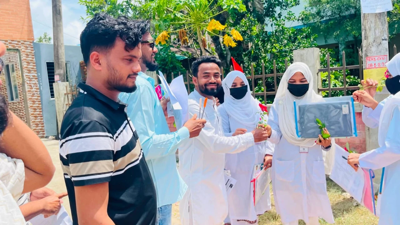 এইচএসসি পরীক্ষার্থীদের মাঝে ছাত্রদলের শিক্ষা উপকরণ বিতরণ