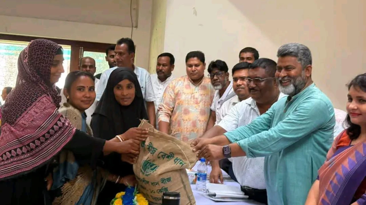 বদলগাছীতে কৃষকদের মাঝে বিনামূল্যে সার-বীজ ও কৃষি উপকরণ বিতরণ