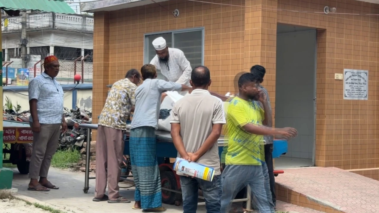 পাবনায় বাসের ধাক্কায় স্কুল ছাত্র নিহত