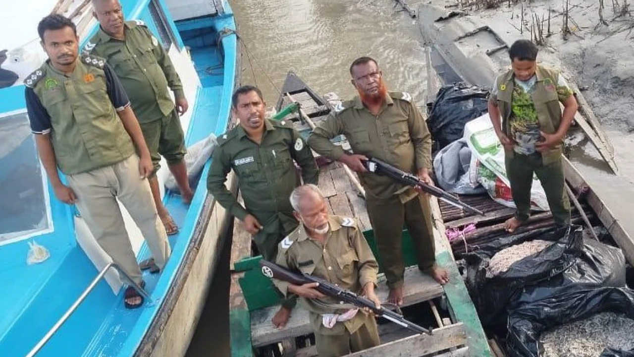 সুন্দরবনে নিষিদ্ধ সময়ে খুলনা রেঞ্জের অভিযানে ১ মাসে ২৬ মামলায় ২৪ টি নৌকা আটক