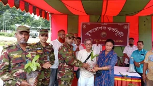 সাজেকে সেনাবাহিনীর কতৃর্ক স্থানীয়দের মাঝে গাছের চারা বিতরণ