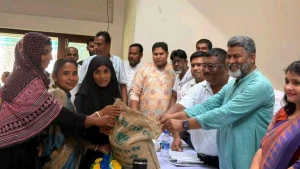 বদলগাছীতে কৃষকদের মাঝে বিনামূল্যে সার-বীজ ও কৃষি উপকরণ বিতরণ